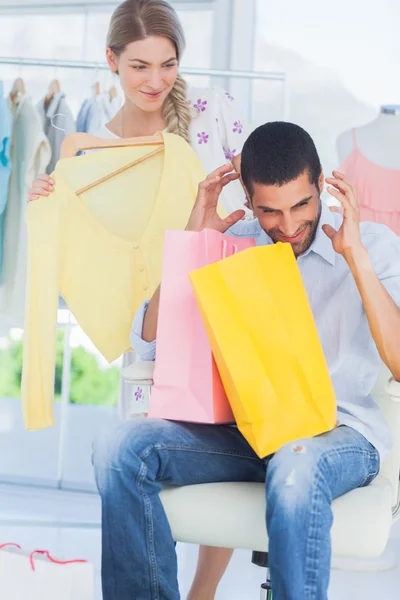 Homme en colère tandis que sa petite amie fait du shopping — Photo