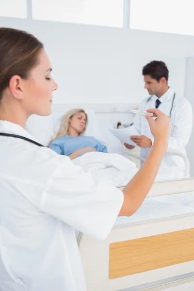 Doctor holding thermometer — Stock Photo, Image