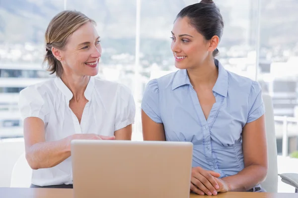 Femmes d'affaires travaillant avec un ordinateur portable — Photo