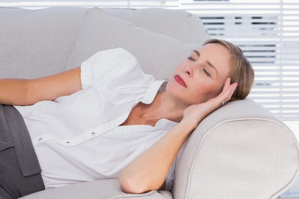 Businesswoman sleeping on couch — Stock Photo, Image