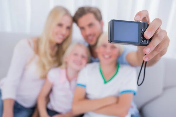 Father taking family picture — Stockfoto