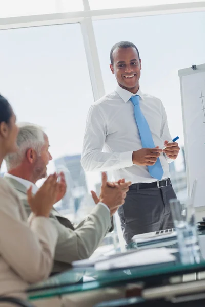 Manager wird von Kollegen beklatscht — Stockfoto