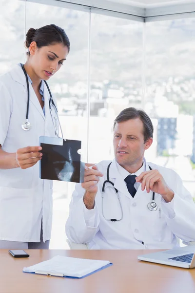 Bir meslektaşım için x ışını gösteren doktor — Stok fotoğraf