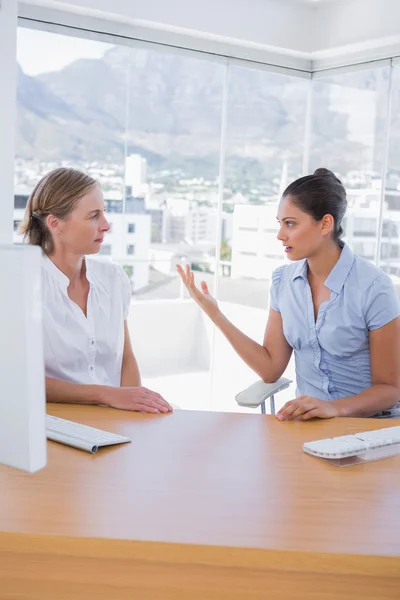 Femmes d'affaires discutant dans le bureau — Photo