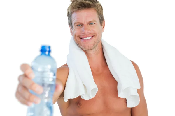 Schöner Mann bietet Wasser an — Stockfoto