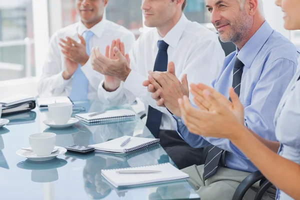 Gruppe der Unternehmen klatscht zusammen — Stockfoto