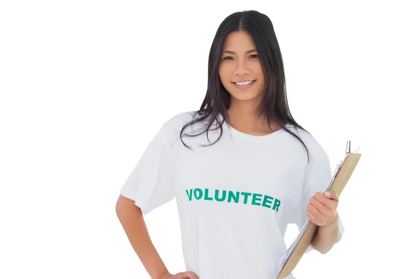 クリップボードを保持しているボランティアの t シャツを着て魅力的な女性 — ストック写真