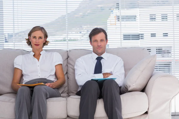 Dos negocios en una sala de espera — Foto de Stock