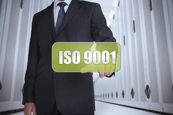 Бизнесмен выбирает зеленую этикетку с ISO 9001 — стоковое фото