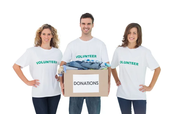 Grupo sorridente de voluntários segurando caixa de doação — Fotografia de Stock