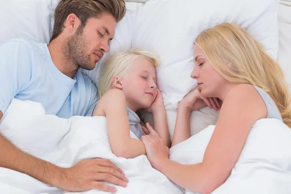 Bela família dormindo juntos — Fotografia de Stock