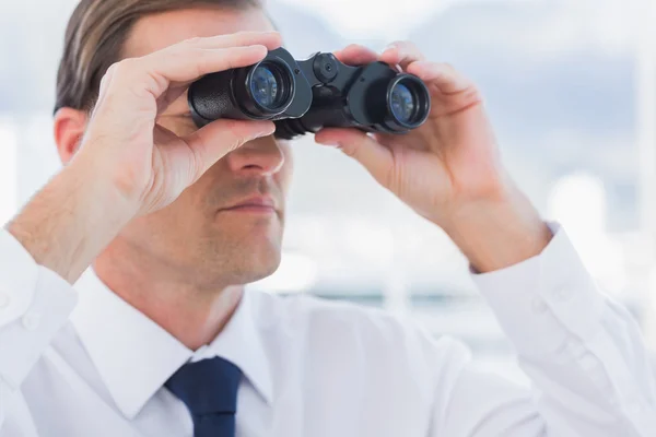 Un hombre de negocios serio mirando al futuro — Foto de Stock