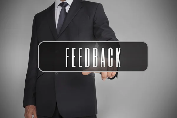 Geschäftsmann wählt Etikett mit Feedback drauf — Stockfoto