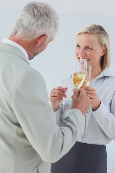 Szczęśliwy partnerów opiekania z szampanem — Zdjęcie stockowe