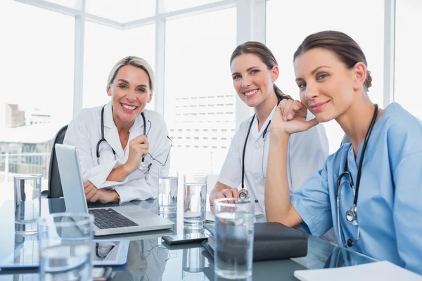 Tre leende kvinnliga läkare — Stockfoto