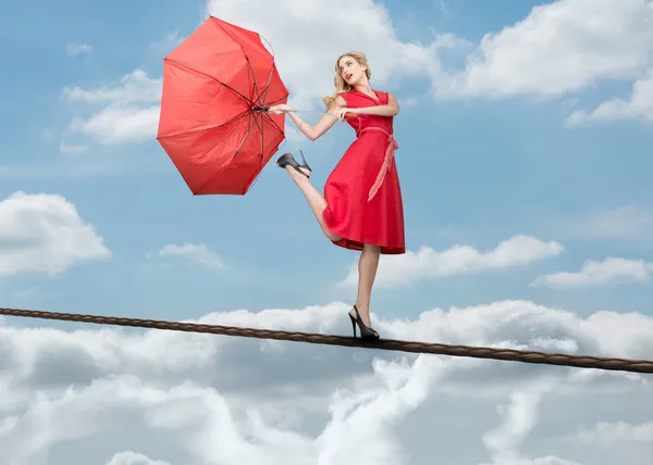 Mulher bonita em pé sobre as nuvens — Fotografia de Stock