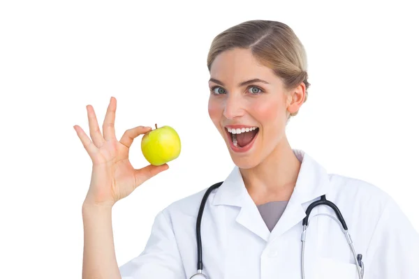 Krankenschwester bereit, Apfel zu essen — Stockfoto