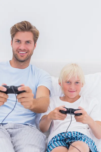 Pai e filho felizes jogando videogames — Fotografia de Stock