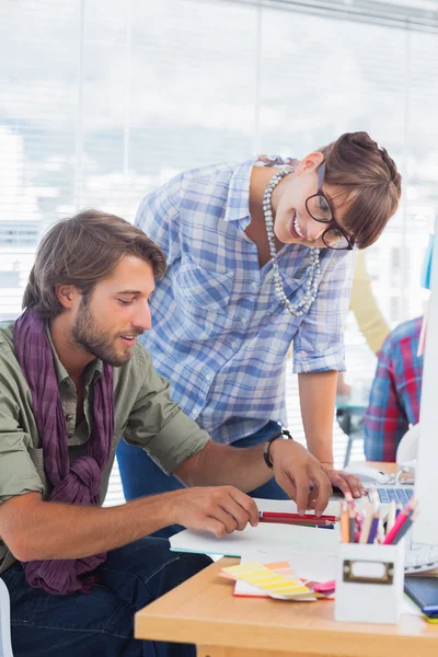 Pareja de diseñadores trabajando en un documento — Foto de Stock