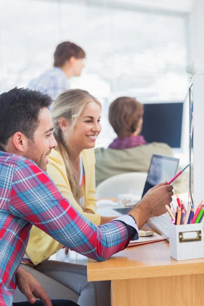 Fröhliche Designer, die gemeinsam an ihrem Büro arbeiten — Stockfoto