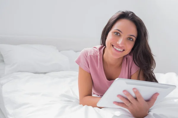 Femme utilisant une tablette pc dans son lit — Photo