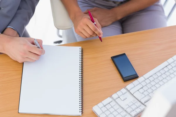 Bedrijf werken met Kladblok — Stockfoto