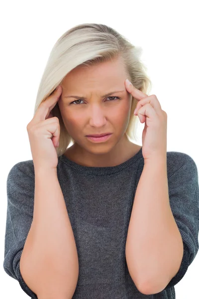 Vrouw met hoofdpijn aan te raken haar voorhoofd en camera kijken — Stockfoto