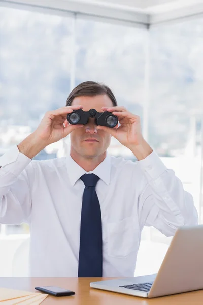 Zakenman met verrekijkers voor de camera — Stockfoto