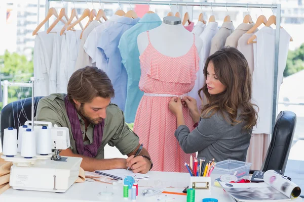 Diseñadores de moda trabajando juntos — Foto de Stock