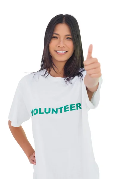 Mulher voluntária alegre com polegar para cima — Fotografia de Stock