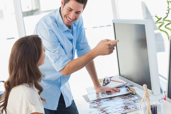 Redattori di foto che lavorano insieme su immagini — Foto Stock