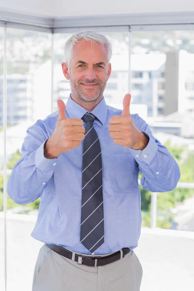 Uomo d'affari sorridente con i pollici in su — Foto Stock