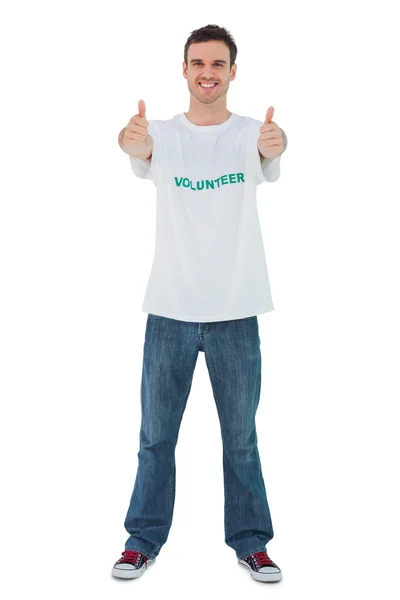 Homem atraente vestindo camiseta voluntária dando polegares para cima — Fotografia de Stock