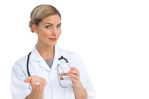 Медсестра дает антибиотики — стоковое фото
