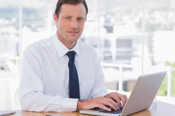 Geschäftsmann arbeitet mit seinem Laptop — Stockfoto