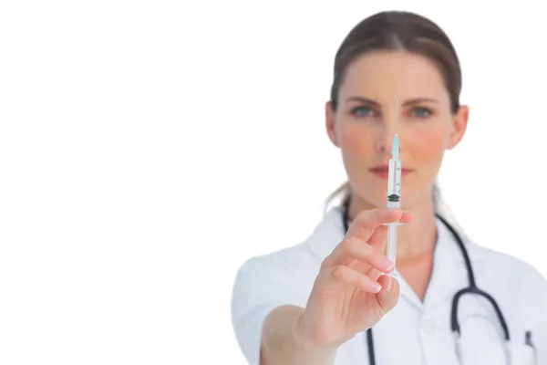 Sjuksköterska som håller en spruta — Stockfoto