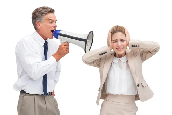 Бизнесмен кричит на своего коллегу с мегафоном — стоковое фото