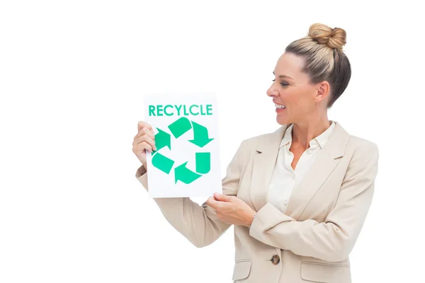 Geschäftsfrau betrachtet Recycling-Logo auf Papier — Stockfoto