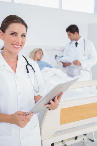 Sorrindo médico segurando pasta — Fotografia de Stock