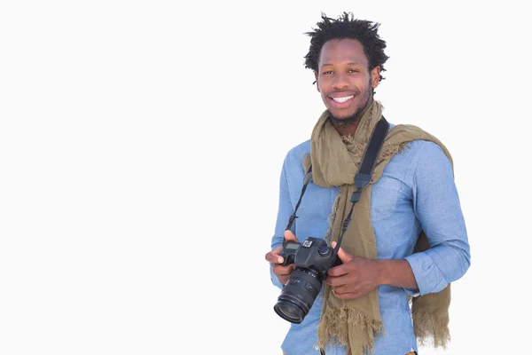 Привлекательный фотограф держит камеру — стоковое фото