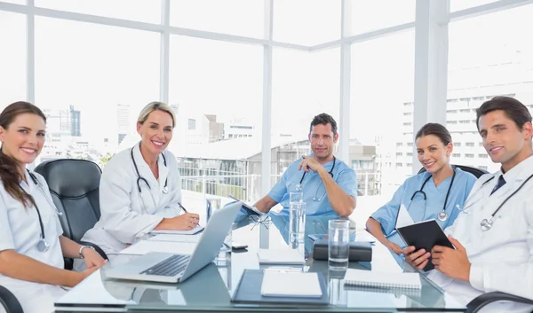 Lékařský tým v zářivě zasedací místnosti — Stock fotografie