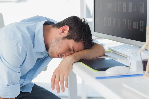 Designer gráfico dormindo no teclado — Fotografia de Stock