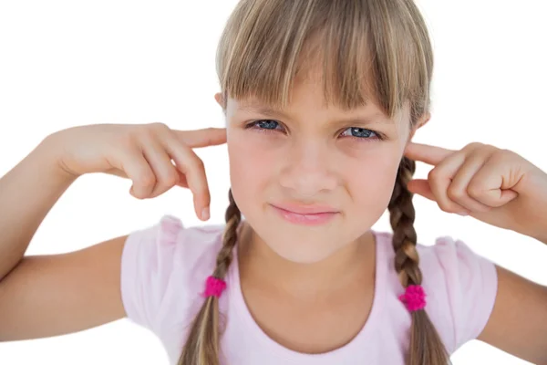 Petite fille obstruant ses oreilles — Photo