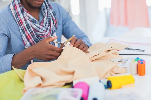 Fashion designer cutting textile — Stock Photo, Image