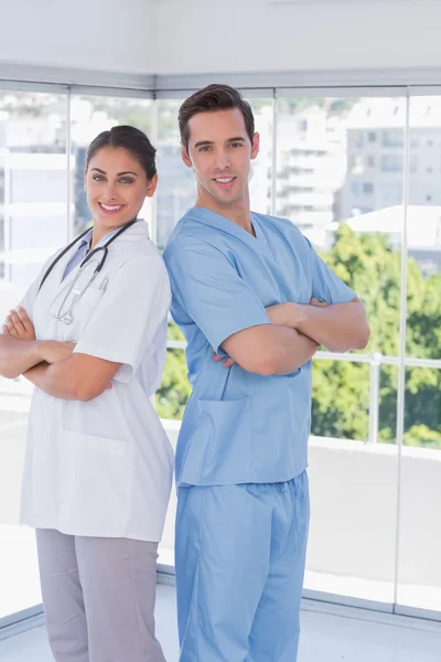 Медицинский персонал, стоящий со сложенными руками — стоковое фото