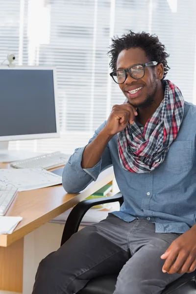 Retrato de um empregado de negócios criativo sorridente — Fotografia de Stock