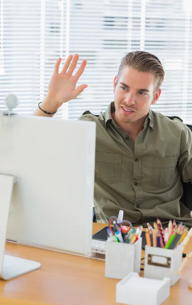 Employé d'entreprise créatif saluant dans un bureau moderne — Photo