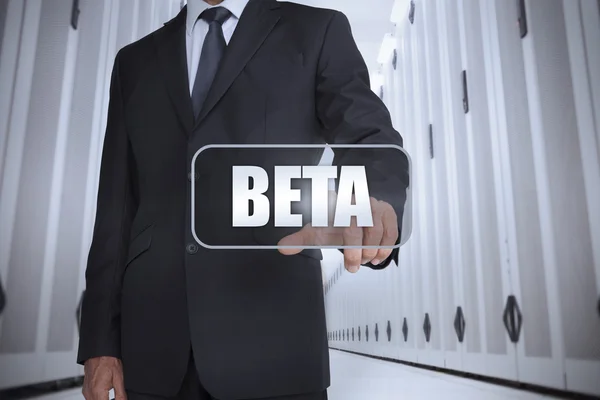 Empresário em um data center selecionando rótulo com beta — Fotografia de Stock