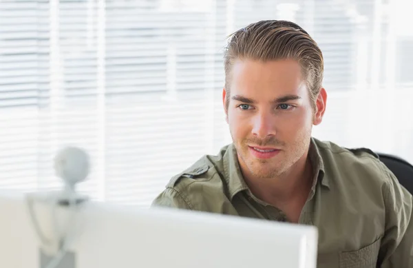 Empleado creativo sonriendo durante un videocall — Foto de Stock