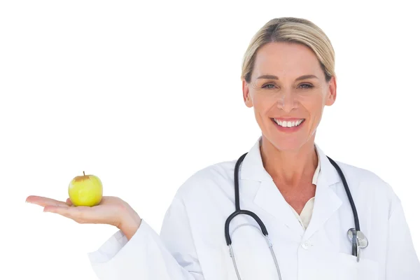 リンゴを保持している医者の笑みを浮かべてください。 — ストック写真